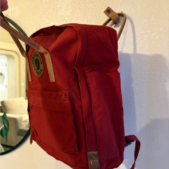 Fjallraven Kånken Backpack in Bordeaux with Tan Leather Handles - Picture 2 of 10
